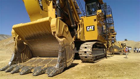 largest caterpillar excavator world